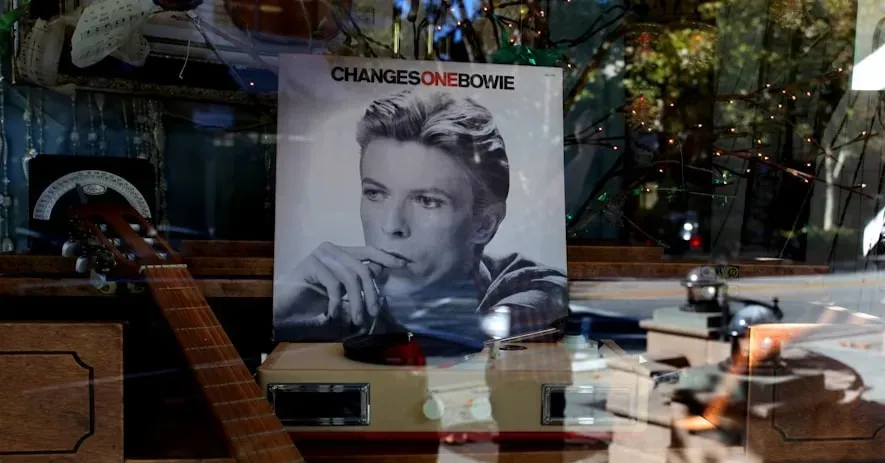 David Bowie – Ziggy Stardust Tour, 1972: The Costume as Identity (Image Credits: Unsplash)