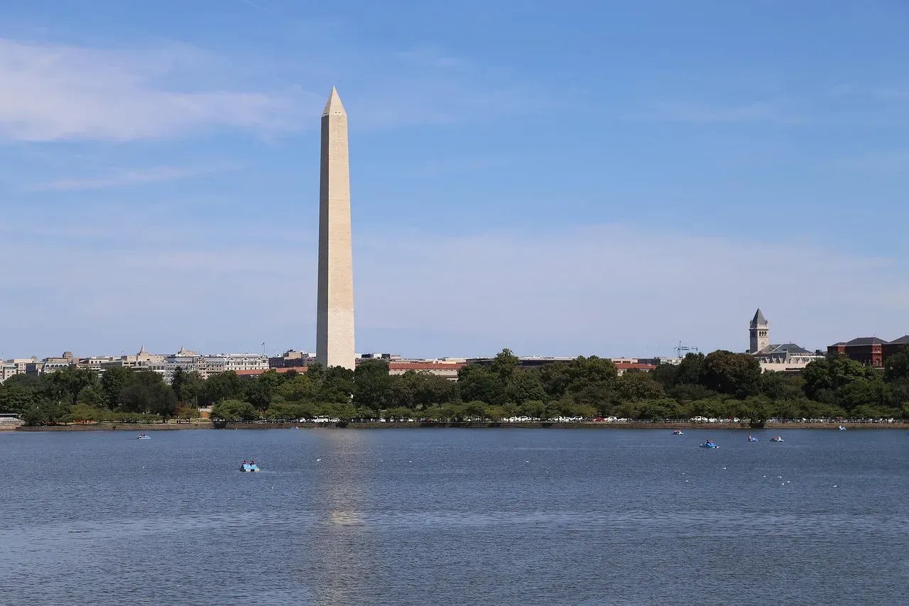 5. The Washington Monument, USA: A Half-Finished Stump in a Cattle Field (Image Credits: Pixabay)
