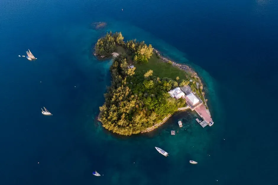 5. Johnny Depp's deliberately unreachable island (Image Credits: Pexels)