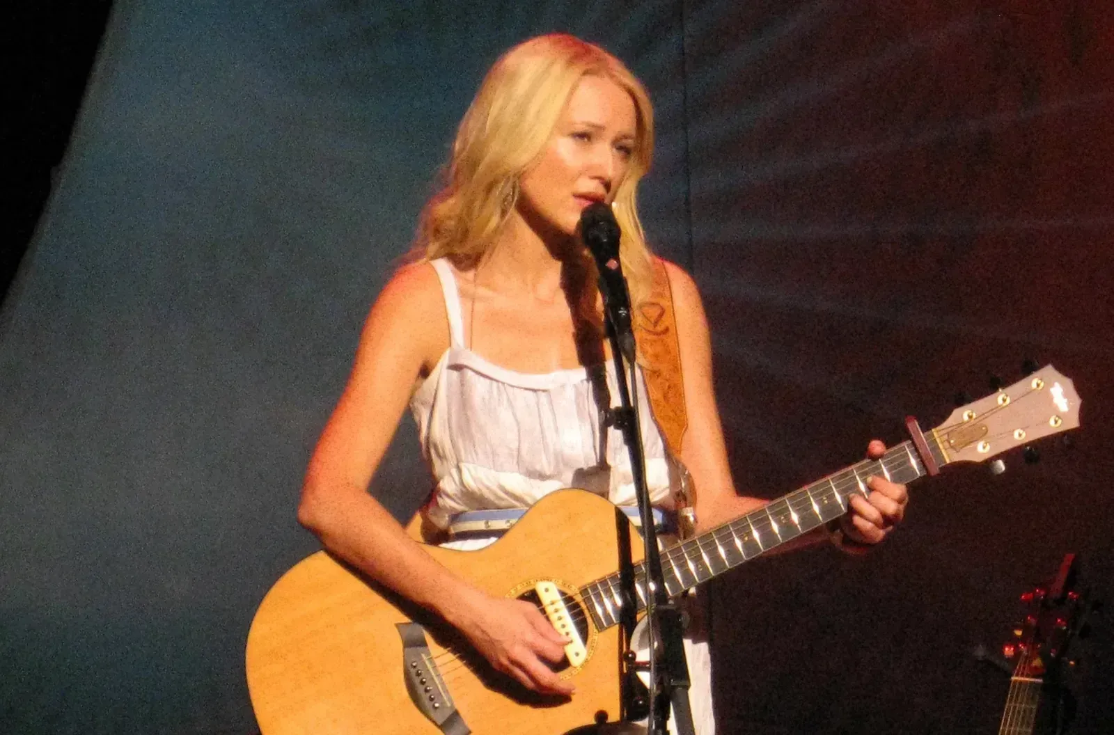 Jewel trades her guitar for a dance floor (Image Credits: Wikimedia)
