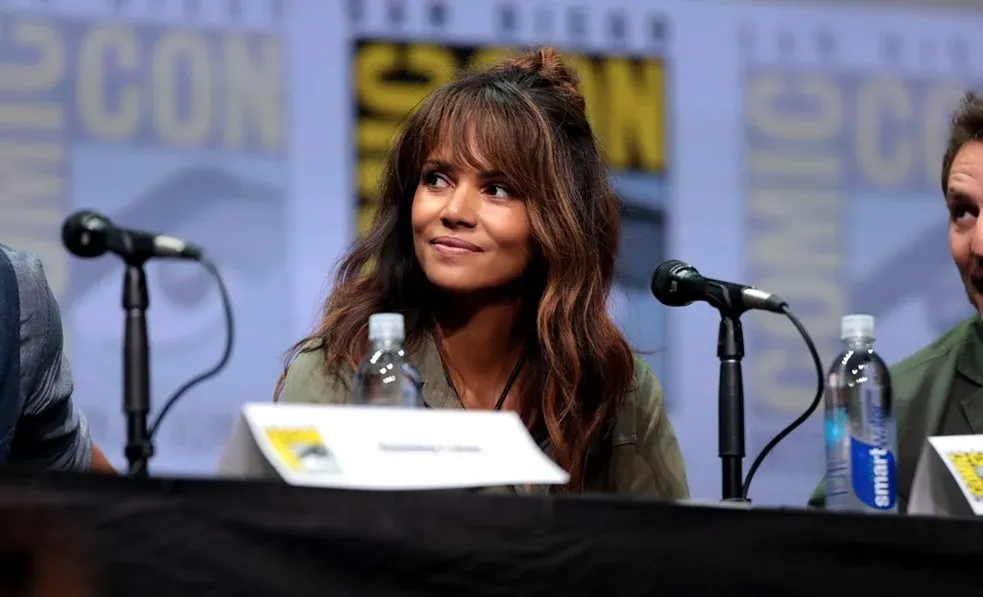 4. Halle Berry – 74th Academy Awards (2002) (Image Credits: Flickr)