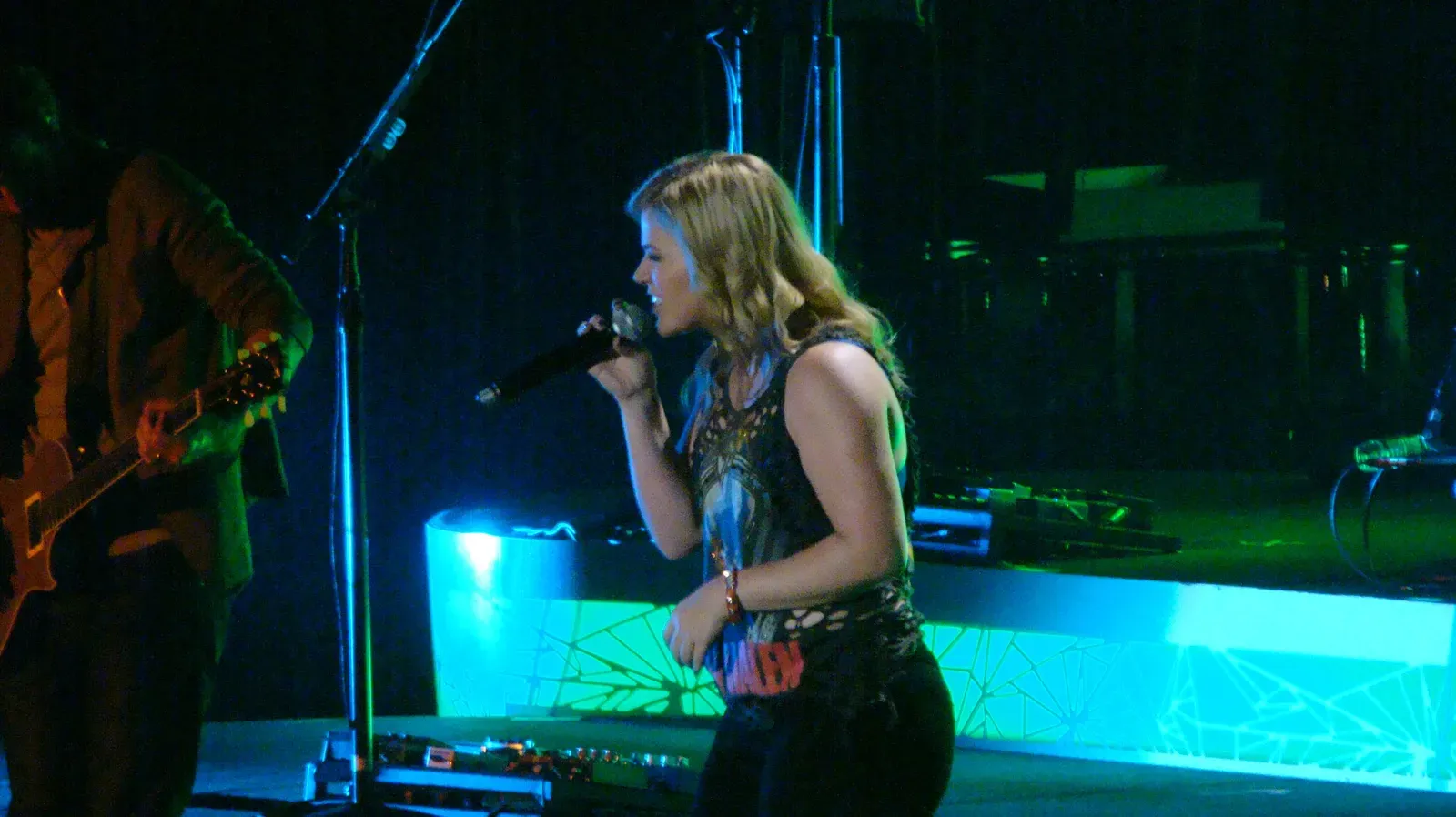 4. "Since U Been Gone" – rejected twice before reaching Kelly Clarkson (Image Credits: Wikimedia)