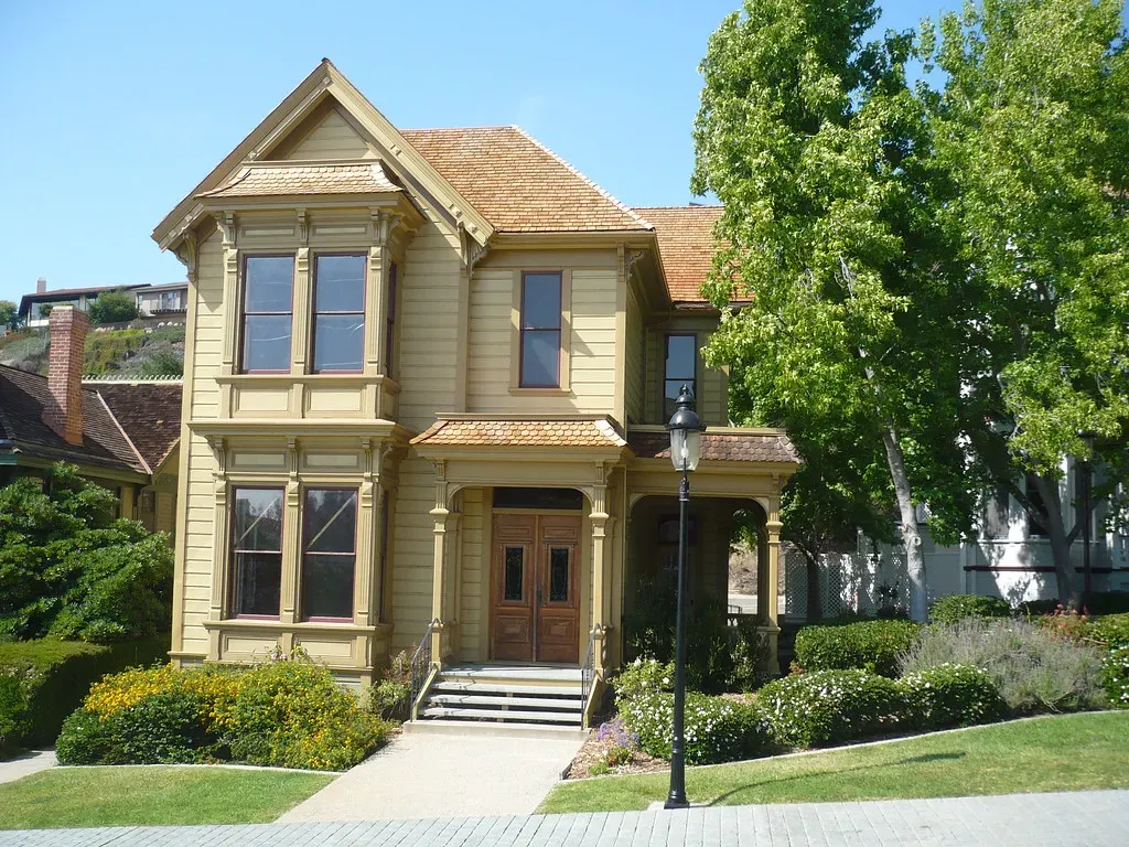 The Tanner-adjacent dream: the Sabrina the Teenage Witch house (dichohecho, Flickr, CC BY 2.0)