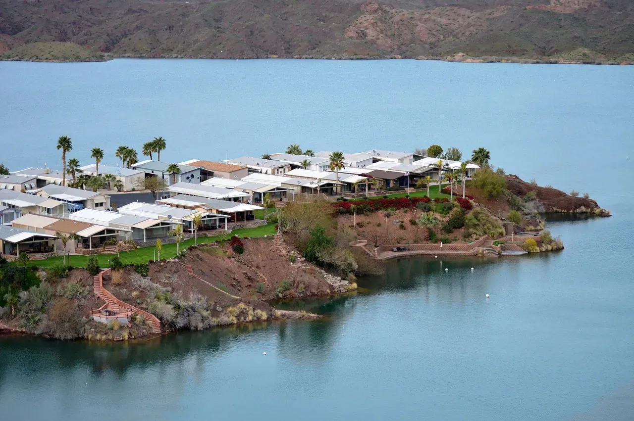 Is Waterfront Living in the Desert Actually Worth It? (Image Credits: Pixabay)