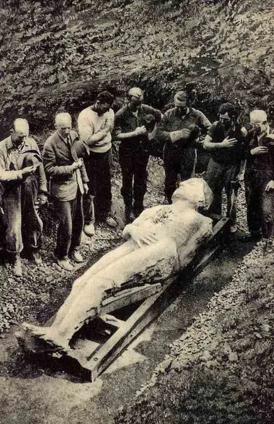 3. The Cardiff Giant: A Stone Man Worth His Weight in Gullibility (By Unknown authorUnknown author, Public domain)