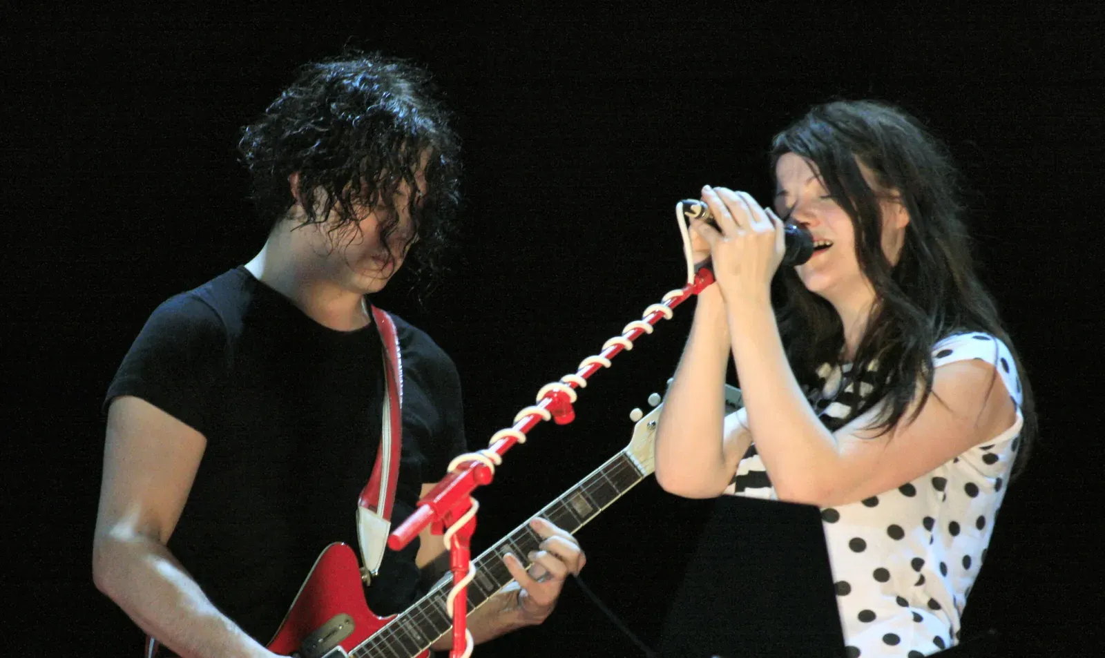 4. "Seven Nation Army" by The White Stripes (Image Credits: Wikimedia)
