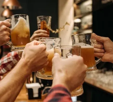 3. Cheers - "One for the Road" (1993): A Bar Tab 11 Seasons in the Making (Image Credits: Pexels)