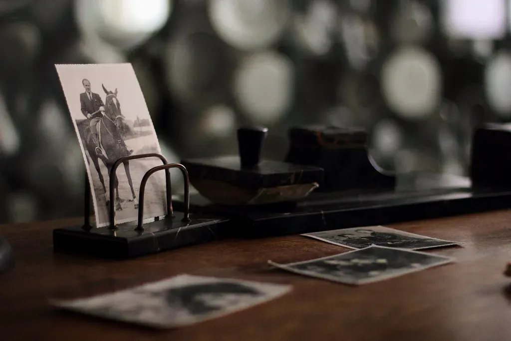 2. The Holocaust and Oskar Schindler's Actions (1939–1945) - Schindler's List (1993) (_Pek_, Flickr, CC BY-SA 2.0)