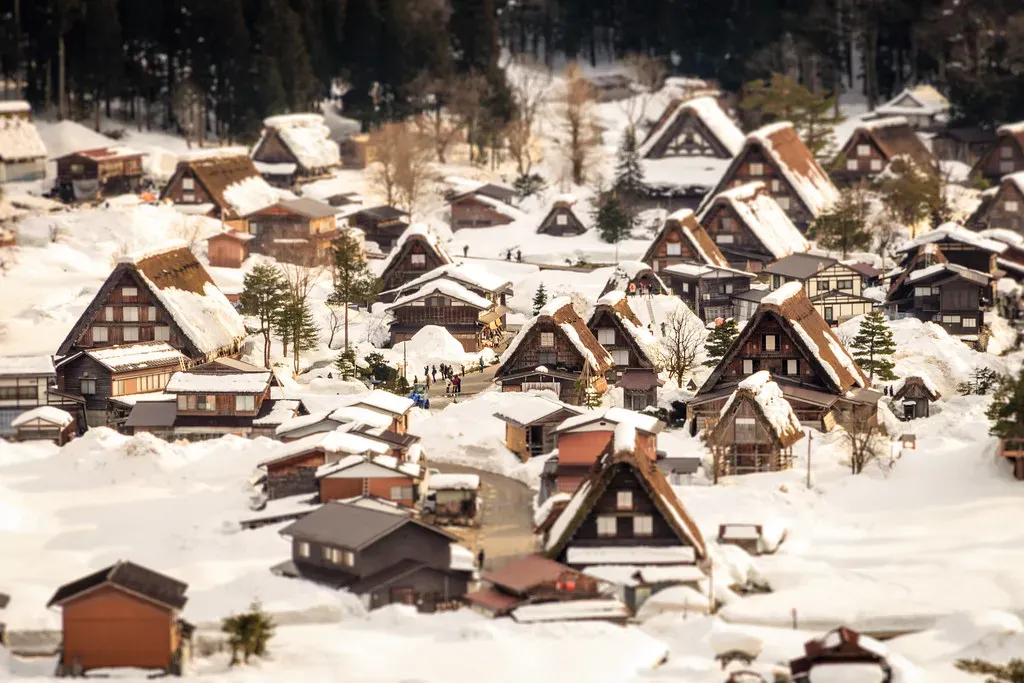 2. The Shirakawago Winter Light-Up in Gifu, Japan (reggiepen, Flickr, CC BY 2.0)