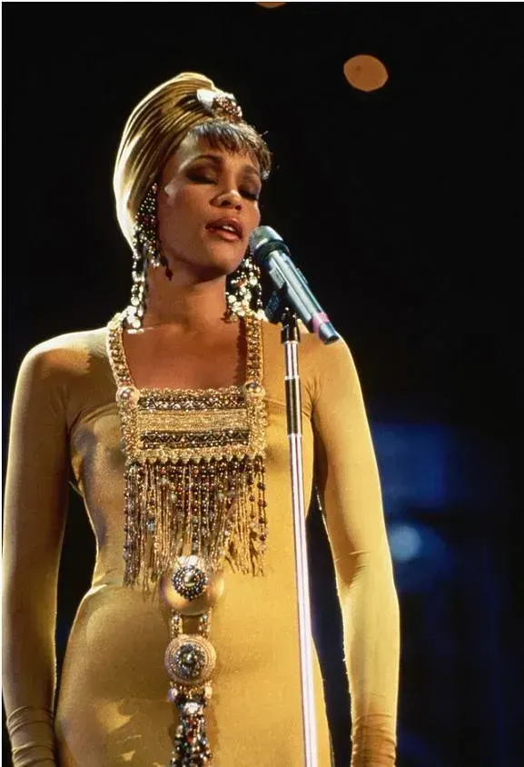 4. The Bodyguard (1992) - Whitney Houston and the Best-Selling Soundtrack  (tm_10001, Flickr, CC BY-SA 2.0)