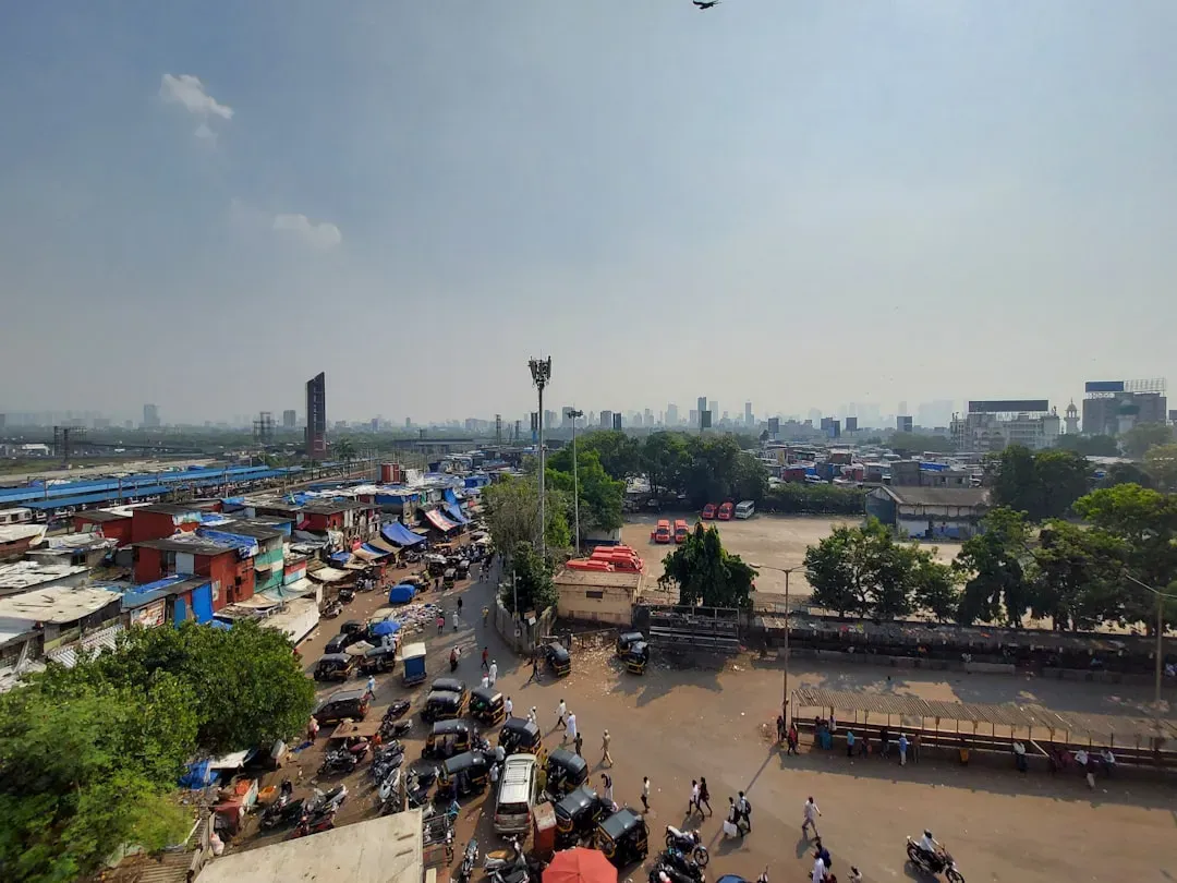 2. "Shantaram" by Gregory David Roberts - Mumbai's Soul in Nearly 1,000 Pages (Image Credits: Unsplash)