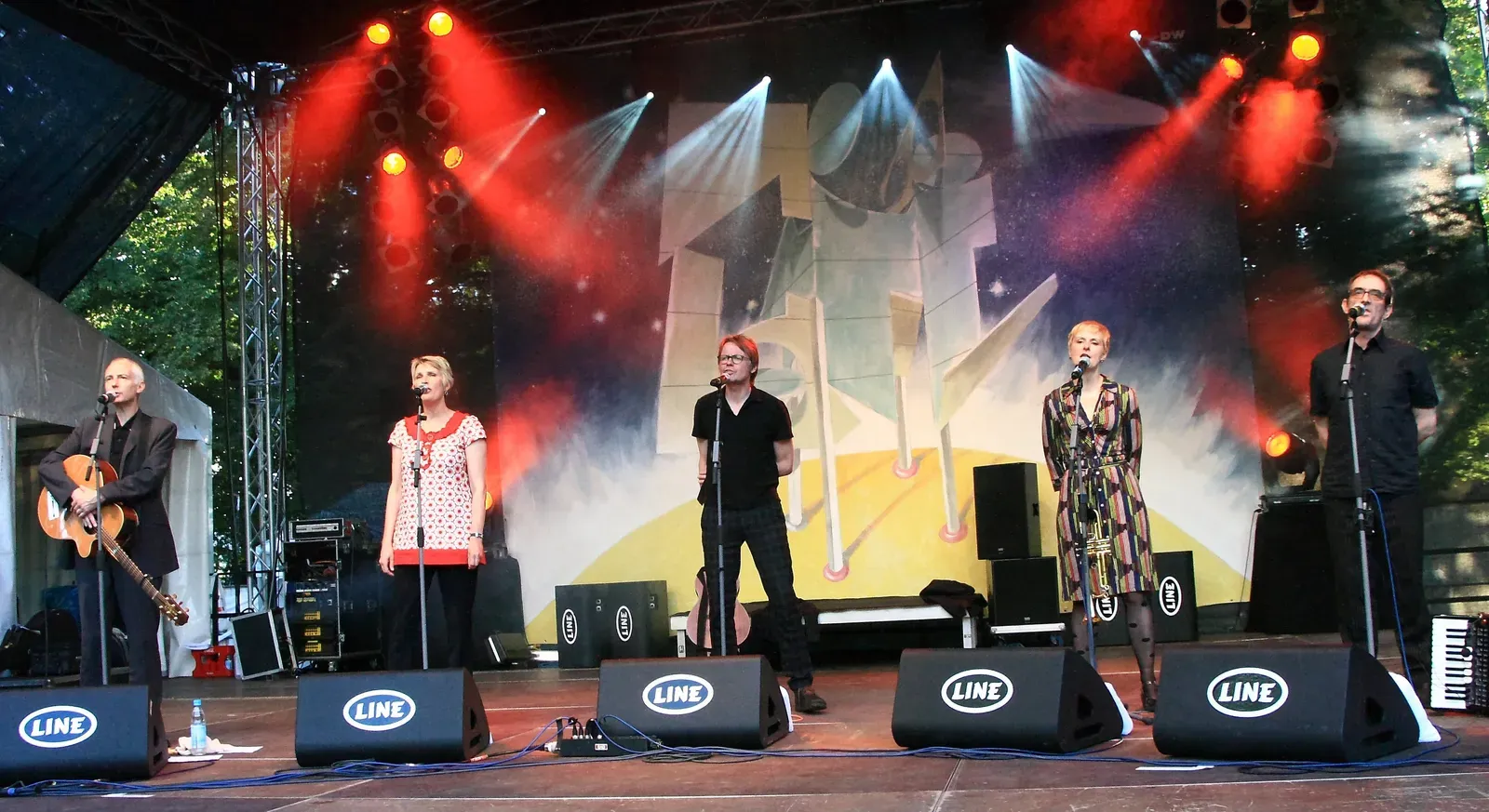 1. Tubthumping by Chumbawamba (Image Credits: Wikimedia)