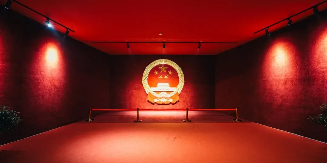 The Velvet Rope: Where the Hierarchy Begins (Image Credits: Unsplash)