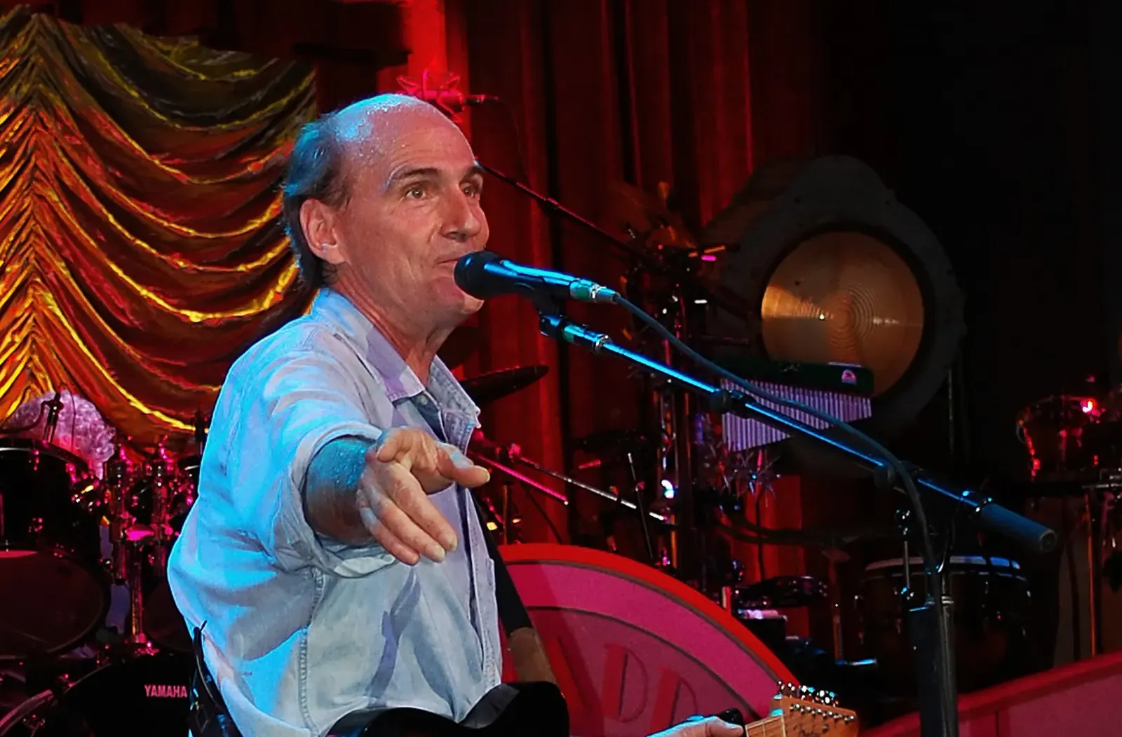 James Taylor and the Pull Between Home and the Road (Image Credits: Wikimedia)