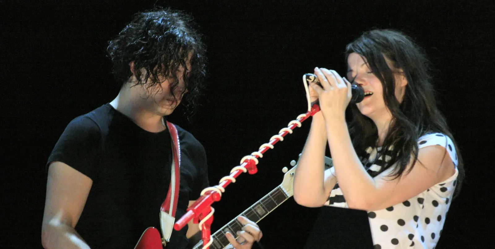 6. Seven Nation Army – The White Stripes (2003) (Image Credits: Wikimedia)
