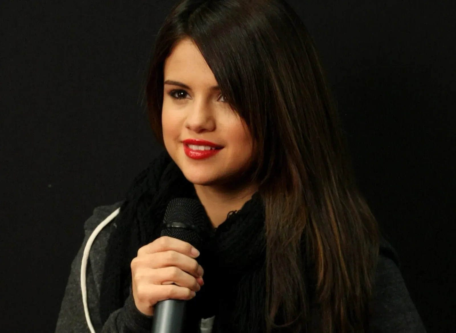 4. Selena Gomez and Francia Raisa (Image Credits: Wikimedia)