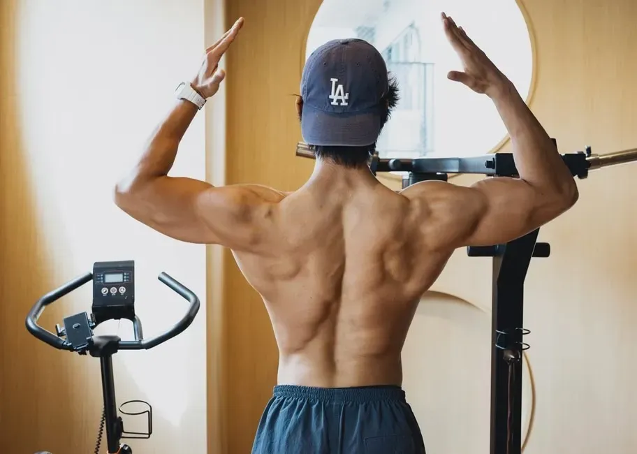 12. Quietly Becoming Obsessed With Biohacking While Calling It "Fitness" (Image Credits: Pexels)
