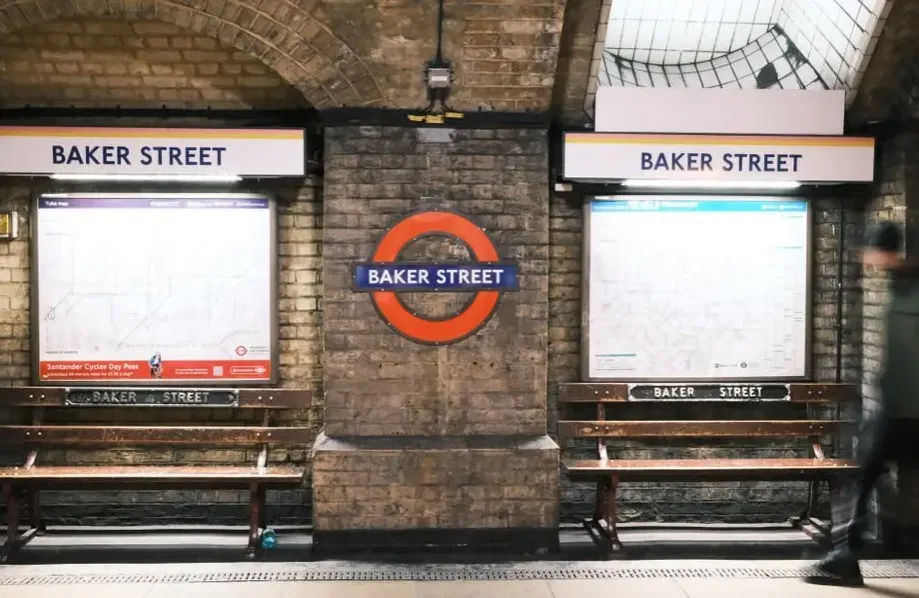 4. "Werewolves of London"... No: "Baker Street" by Gerry Rafferty (Image Credits: Pexels)