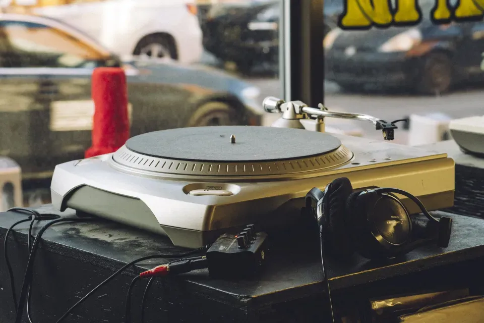 9. The Turntable: When Technology Became an Instrument (Image Credits: Stocksnap)
