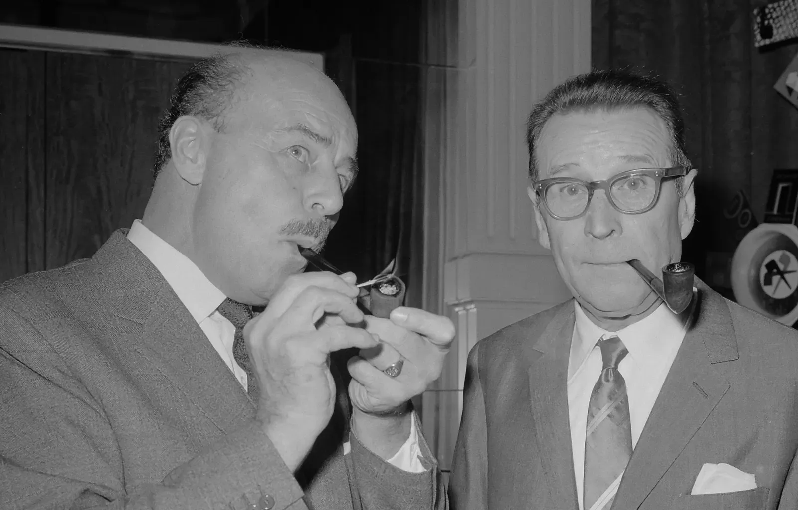 6. Smoking Indoors Without Comment (Image Credits: Wikimedia)