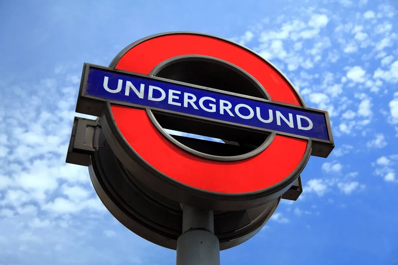 The London Underground Roundel Was Born From Congestion (Image Credits: Pixabay)