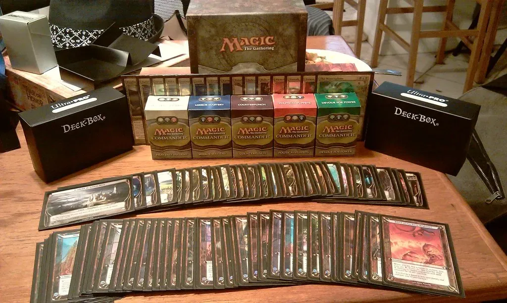 Magic: The Gathering Cards (Flickr: Magic l'assemblée cartes, CC BY 2.0)