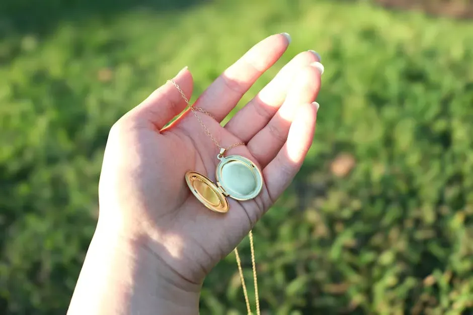 The Hair Locket Tradition and Its Royal Origin (Image Credits: Pexels)