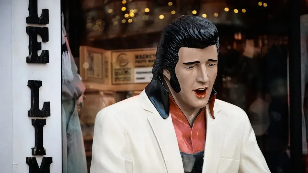 Sam Phillips signs Elvis Presley to Sun Records (Image Credits: Unsplash)