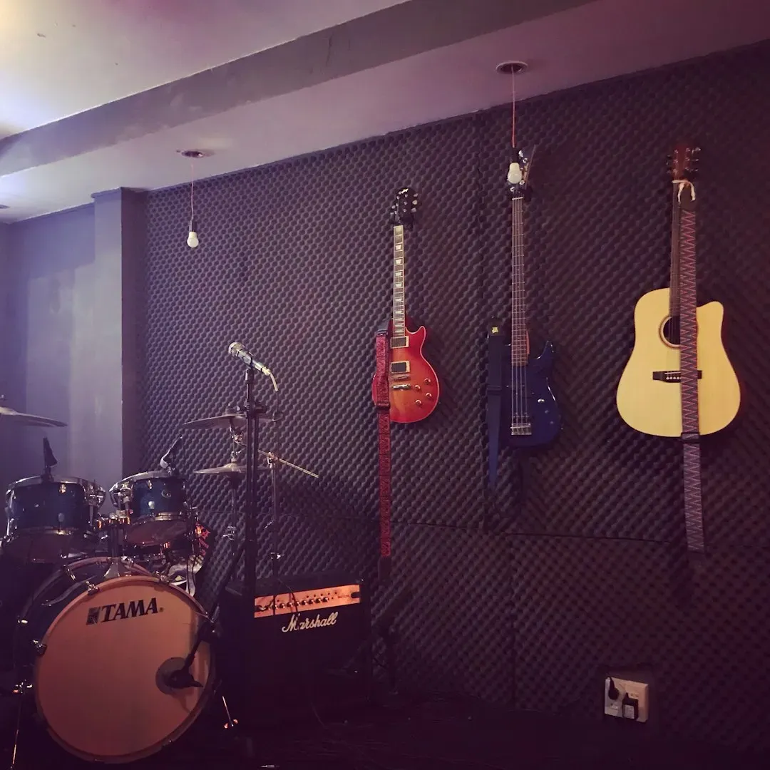 Hüsker Dü – Zen Arcade (1984): A 70-Minute Double LP in 40 Hours (Image Credits: Unsplash)