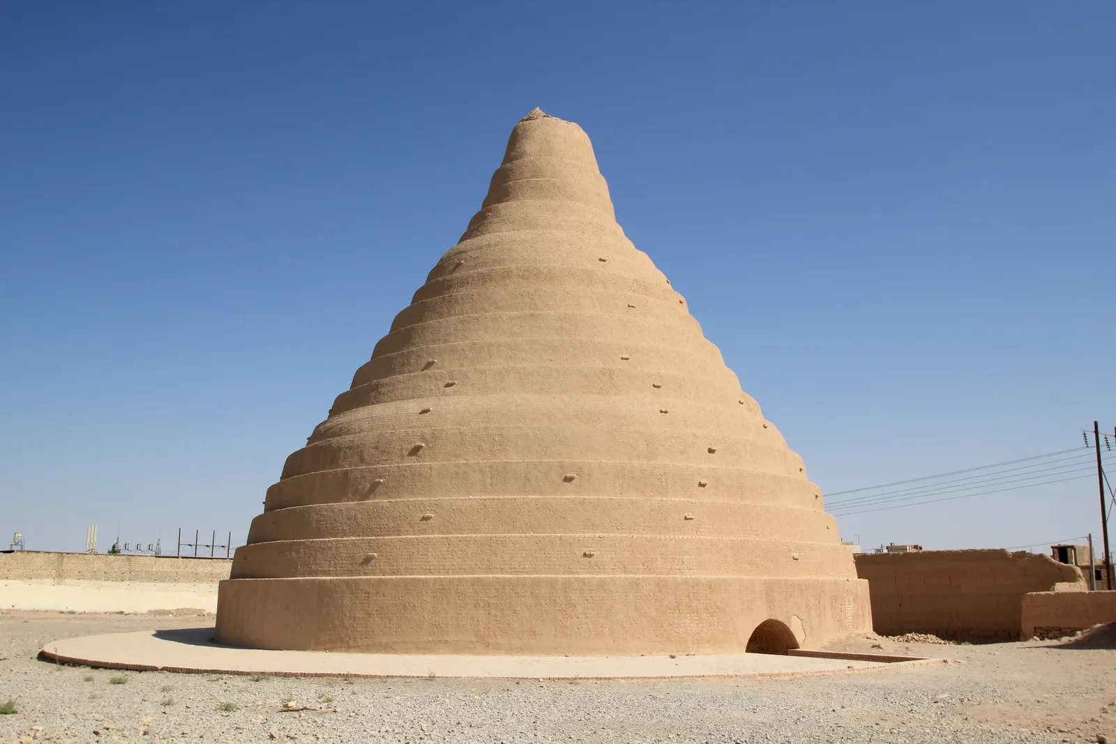 10. The Persian Yakhchal: A Functional Refrigerator Built From Mud (Image Credits: Wikimedia)