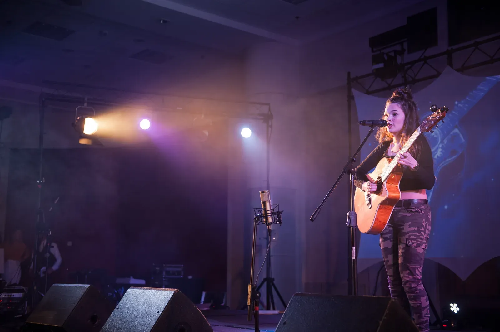 Lola Young: From Smooth R&B to Explosive Rock (Image Credits: Wikimedia)