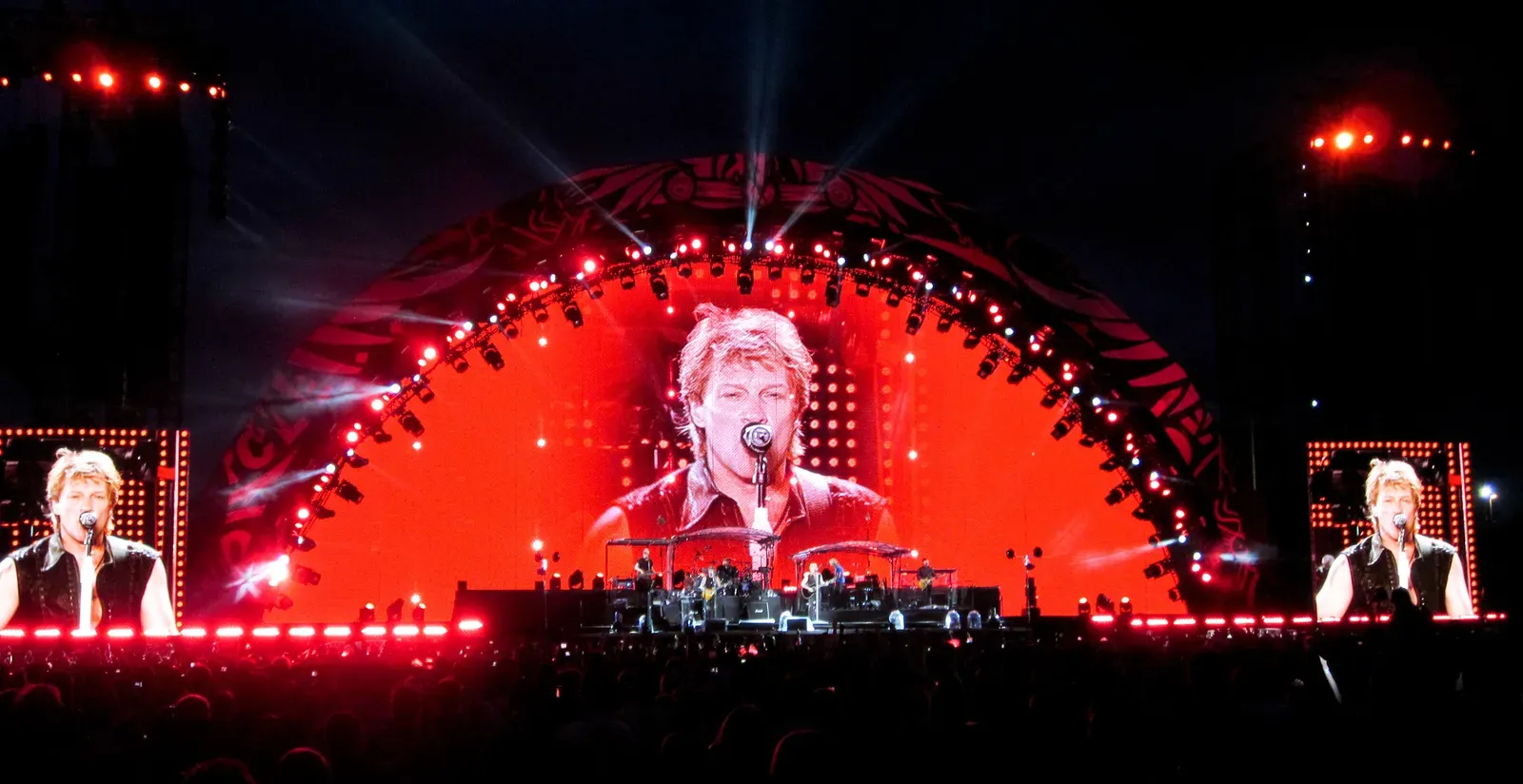 7. "You Give Love a Bad Name" - Bon Jovi (Image Credits: Wikimedia)