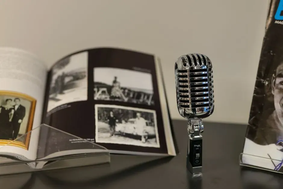 Jim Reeves and Patsy Cline, "Have You Ever Been Lonely?" (Image Credits: Pexels)