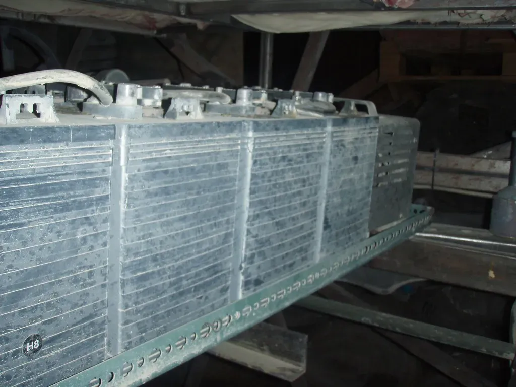 Battery-Powered Stages Cut Diesel Dependence (Image Credits: Flickr)