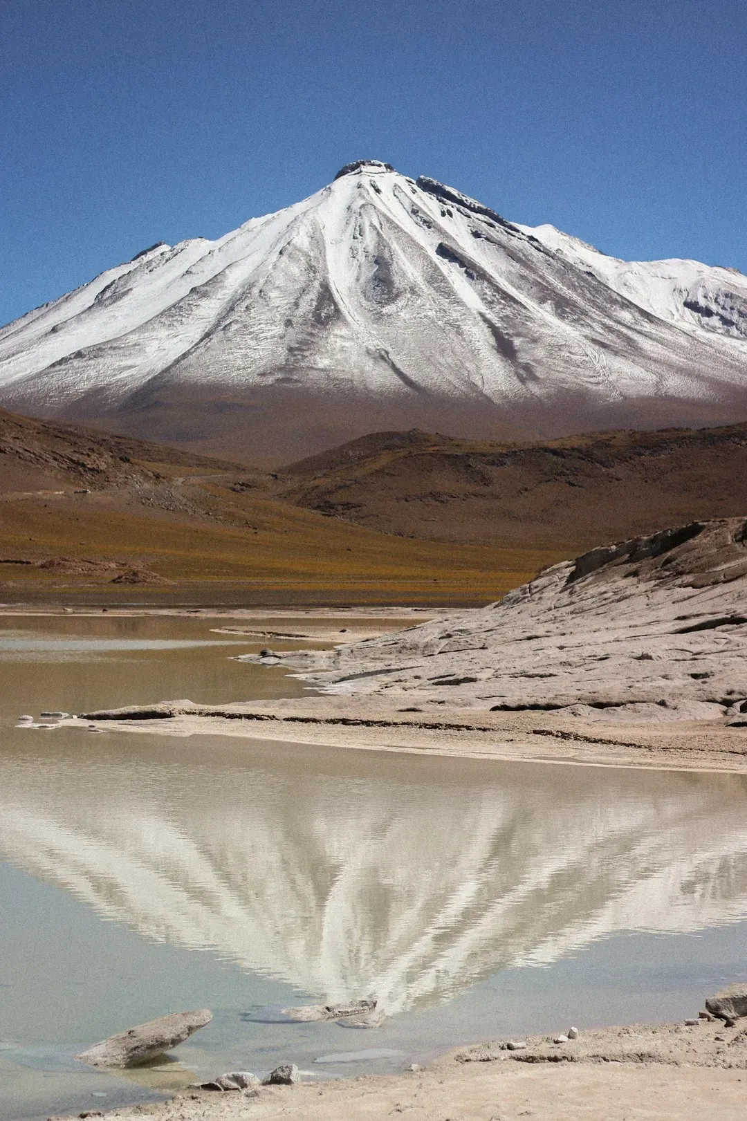 Desert Shores: Four Lakes and a Sandy Lagoon (Image Credits: Unsplash)