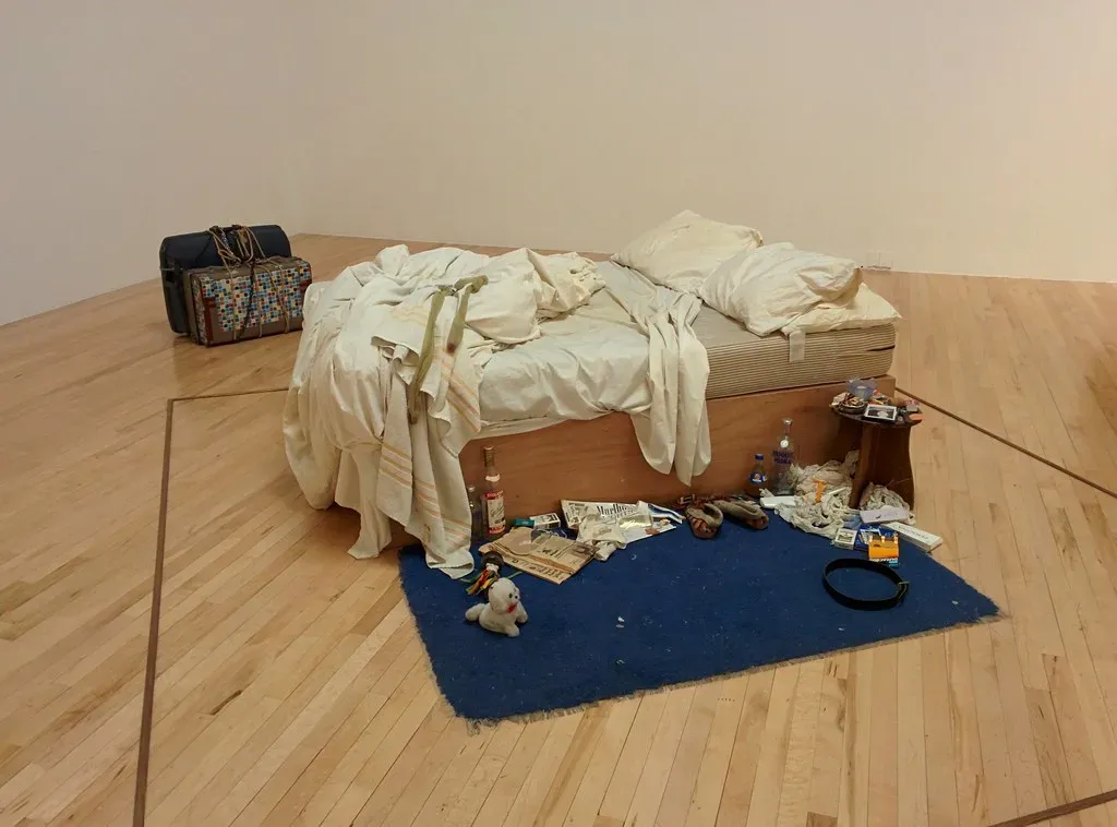 Tracey Emin's "My Bed" - Tate Gallery, London, 1999 (fry_theonly, Flickr, CC BY-SA 2.0)