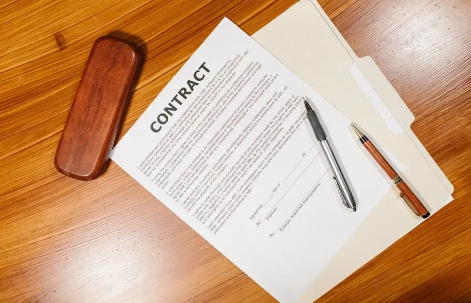 9. Agreeing to Ironclad Long-Term Studio Contracts (Image Credits: Pexels)