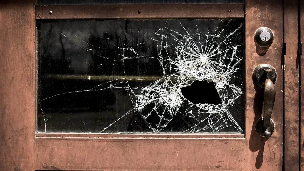 Safety Glass – A Dropped Flask's Silver Lining (Image Credits: Pixabay)