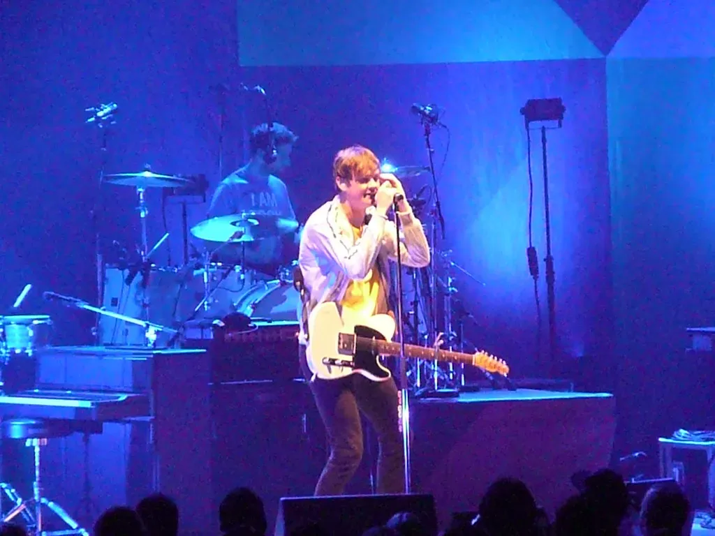 19. "Somewhere Only We Know" - Keane (2004) (angela n., Flickr, CC BY 2.0)