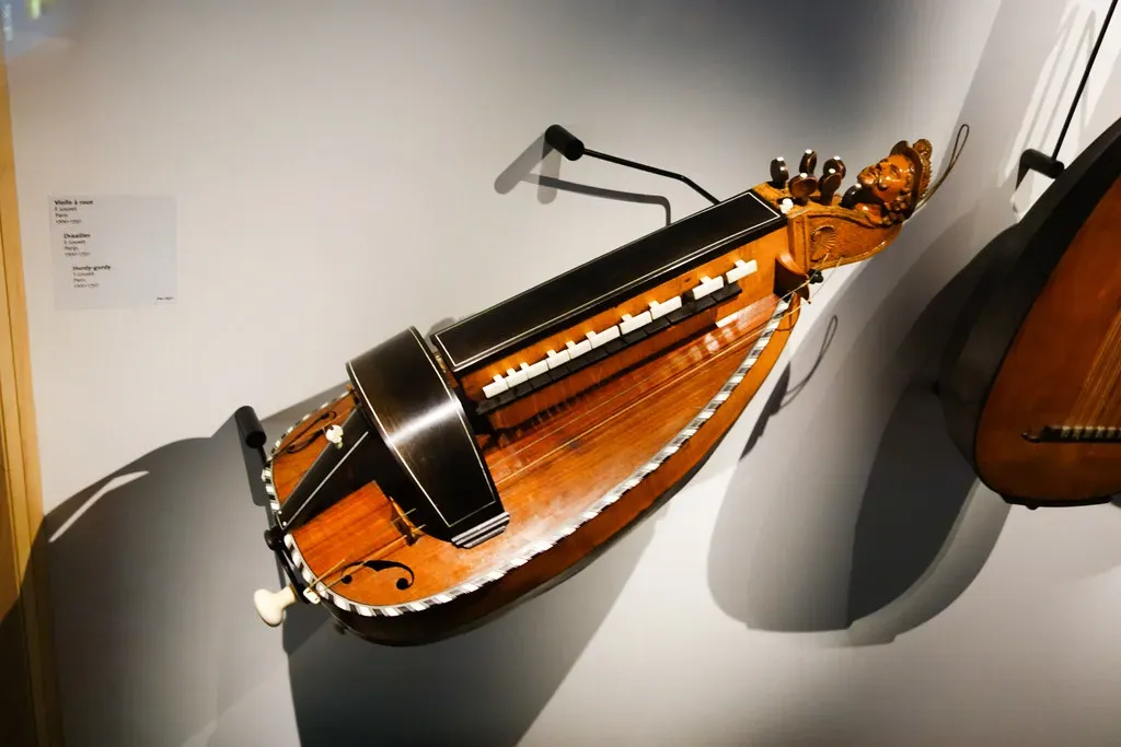 The Hurdy Gurdy: From Medieval Courts to Near Extinction (Image Credits: Flickr)