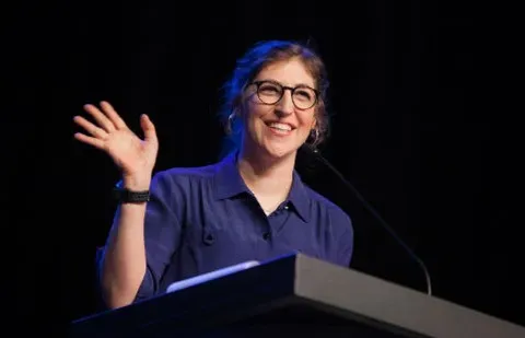 Mayim Bialik: A Real-Life Neuroscientist Behind the TV Screen (Image Credits: Wikimedia)