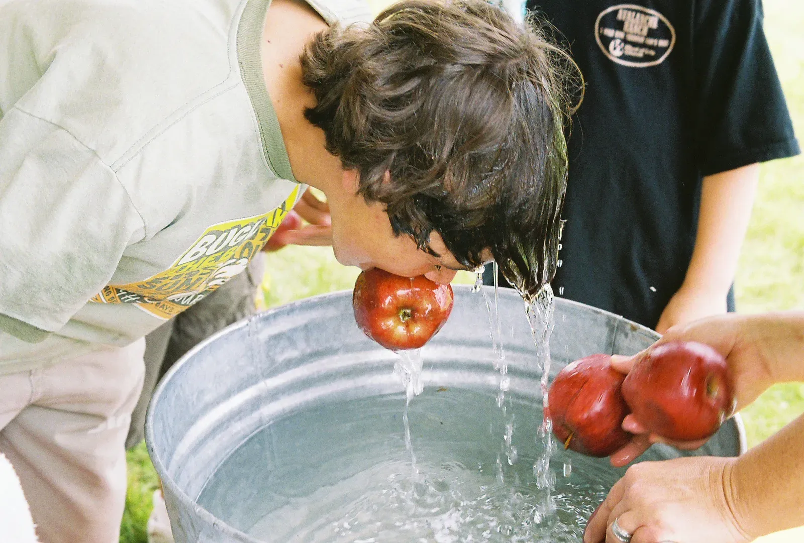 Apple Bobbing (Bobbing for apples, CC BY 2.0)