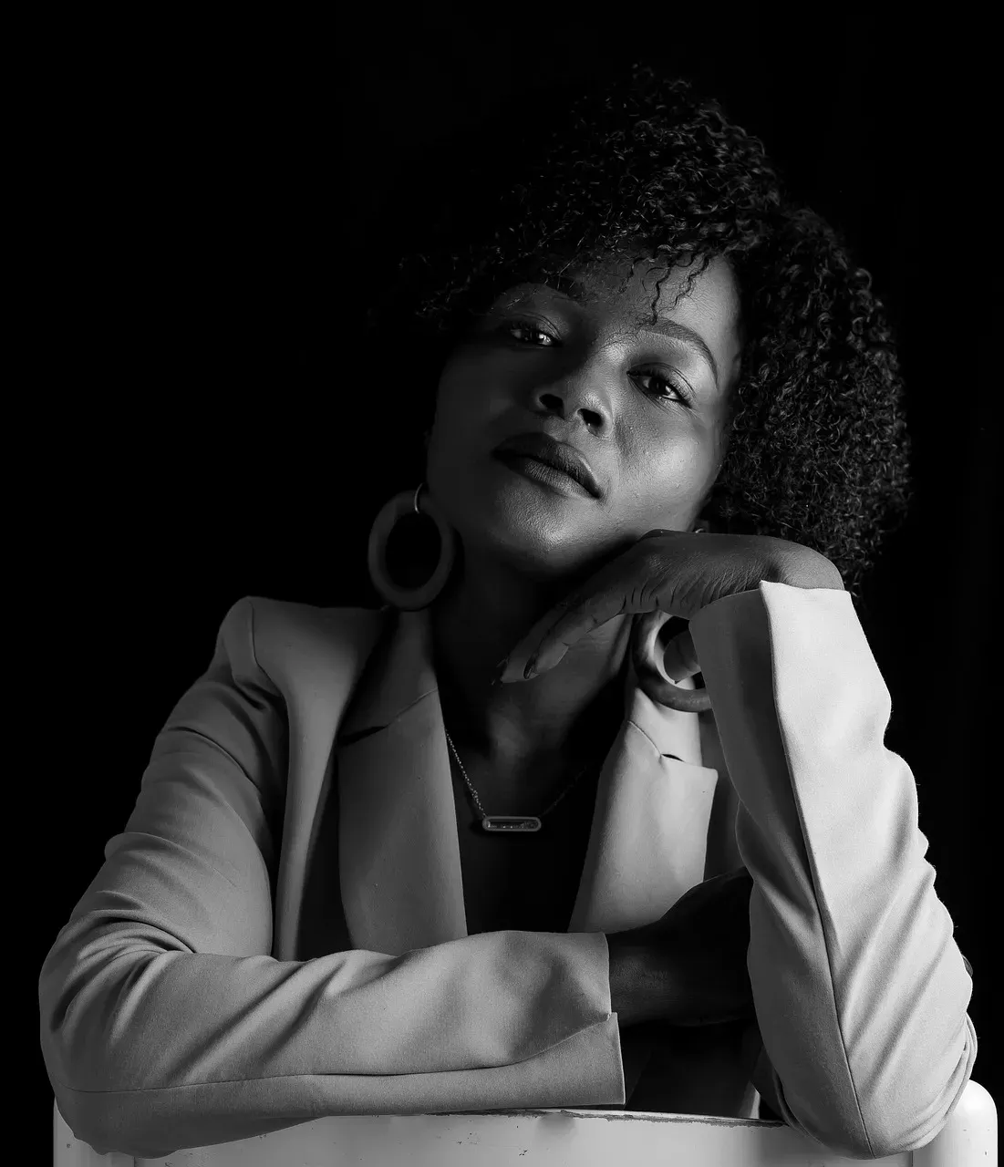 Power Suits with Bold Shoulders (Image Credits: Pixabay)