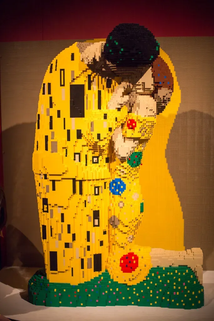 8. The Kiss - Gustav Klimt (1907–1908) (tr.robinson, Flickr, CC BY-SA 2.0)