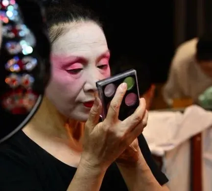 Heavy, Dated, or Overly Theatrical Makeup (Image Credits: Pexels)