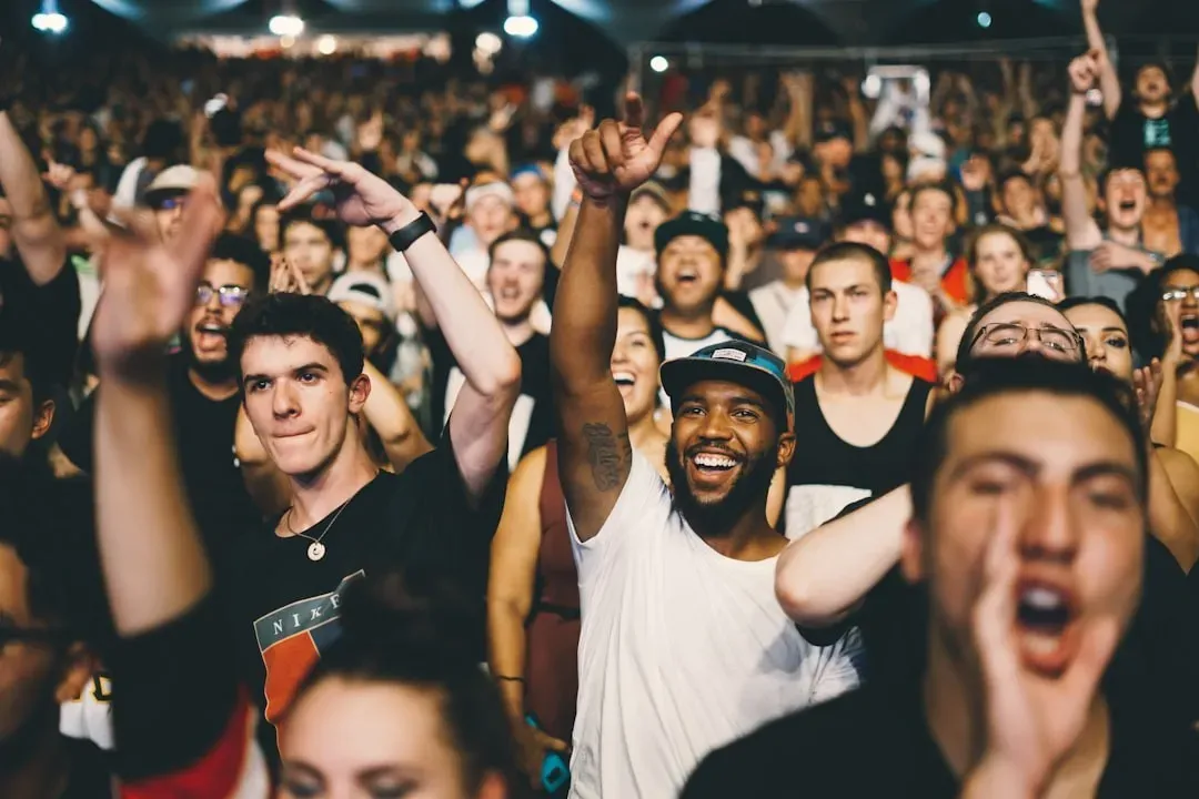4. The Crowd Singalong That Seemed to Come From Nowhere (Image Credits: Unsplash)