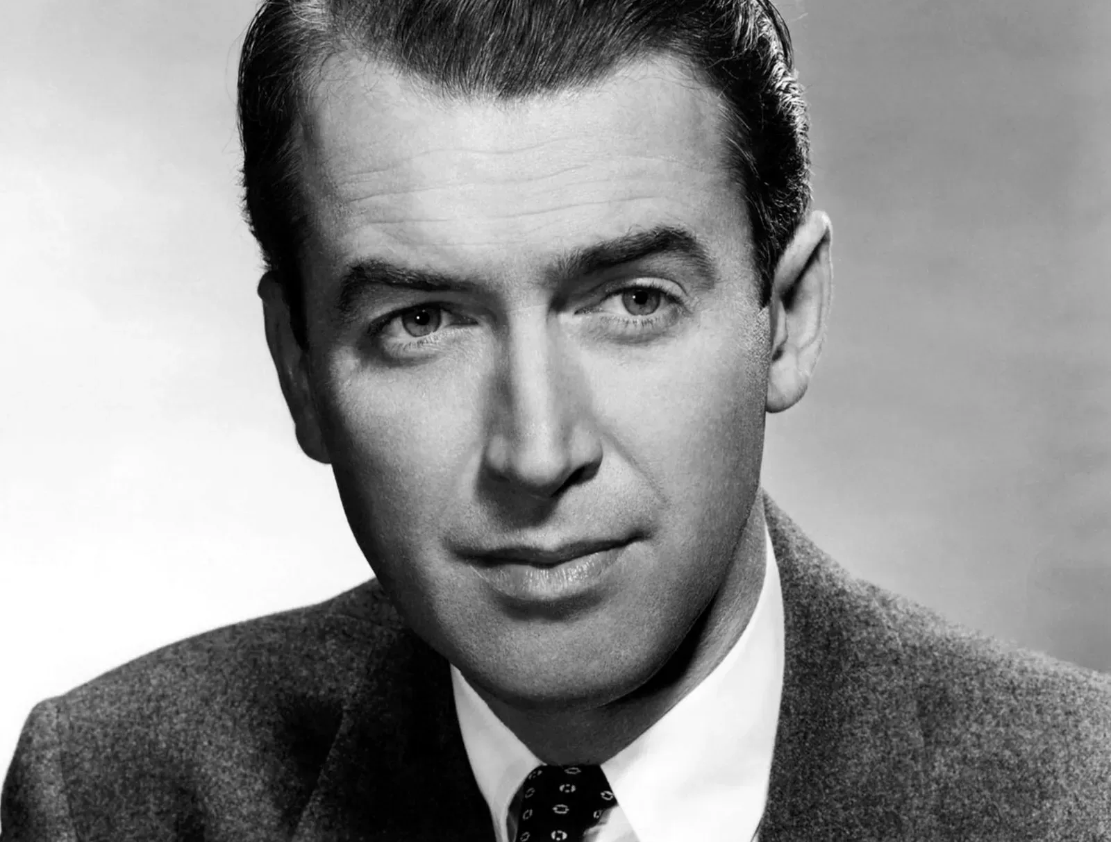 Rear Window (1954): The Cinema of Watching (Image Credits: Wikimedia)