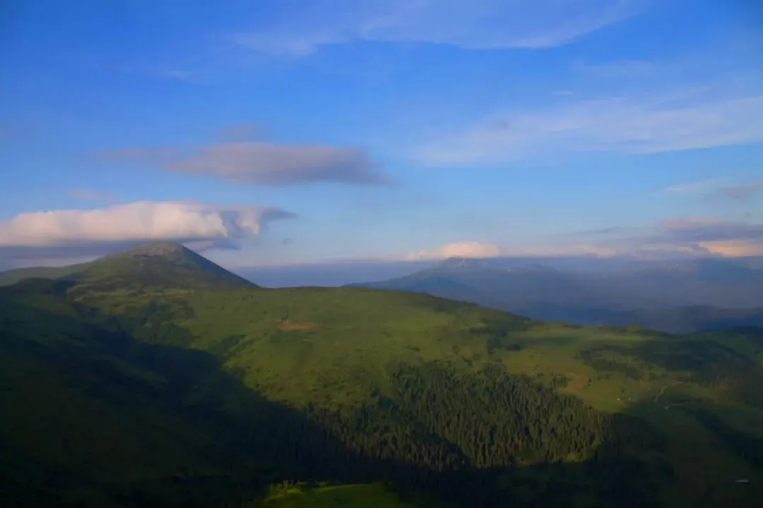 Why Land Scarcity in Valley Settings Is Accelerating the Premium (Image Credits: Unsplash)