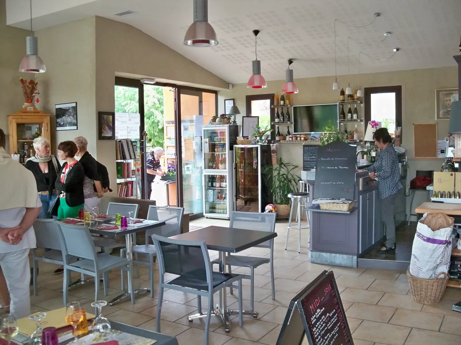 Oakland's Broader Wage Framework Is Reshaping the Fee Debate (Image Credits: Wikimedia)