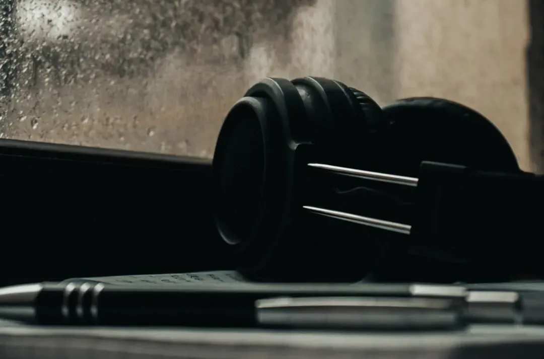 The Science Behind Why Cold Weather Rewires Your Listening (Image Credits: Unsplash)